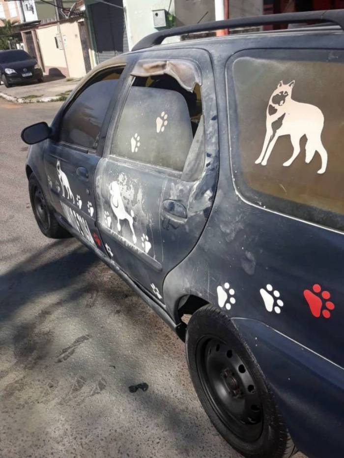 Carro ficou bastante danificado