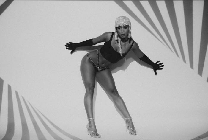 MC Rebecca lança novo clipe