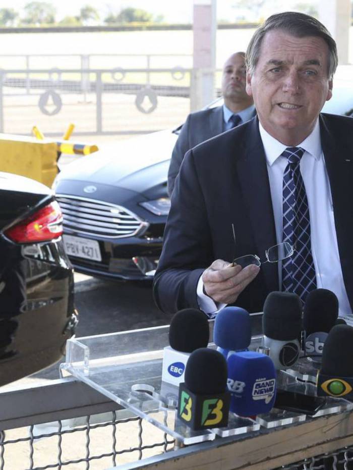 Bolsonaro se irrita com quest&atilde;o de frete e termina conversa na sa&iacute;da do Alvorada