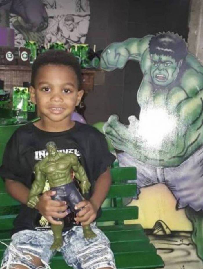 Douglas Enzo Maia dos Santos Marinho foi morto durante sua festa de aniversÃ¡rio de 4 anos, em PiabetÃ¡, distrito de MagÃ©, na Baixada Fluminense