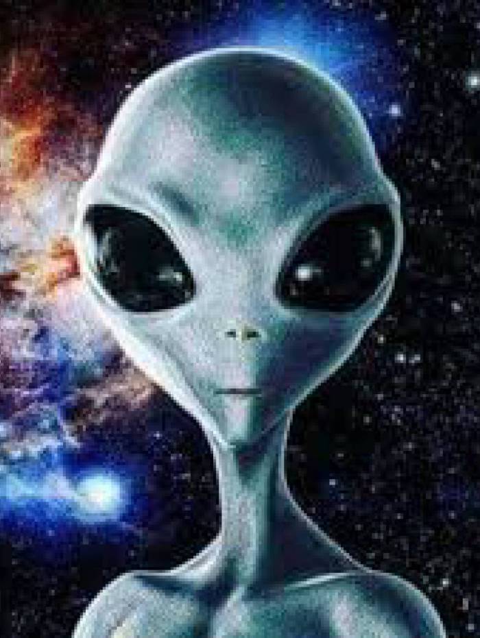 Ovni aparece no céu, deixa população em alvoroço e desaparece misteriosamente. Seriam ETs?