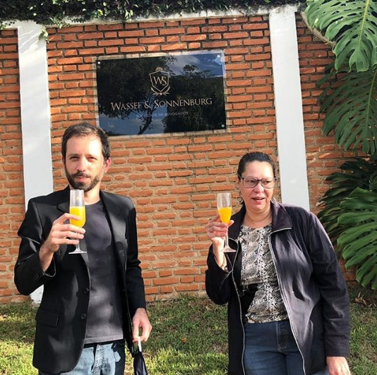 Filha de Olavo de Carvalho faz comemoração em frente à casa onde Queiroz foi preso