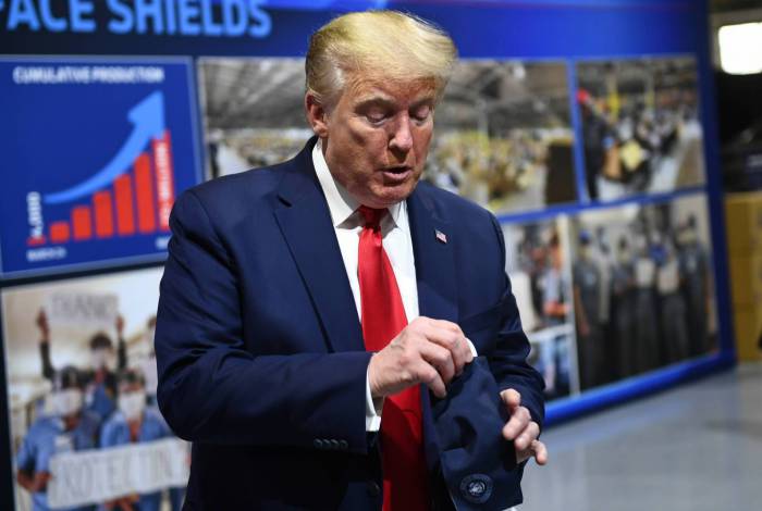 Trump segura máscara de proteção, enquanto discursa em fábrica 