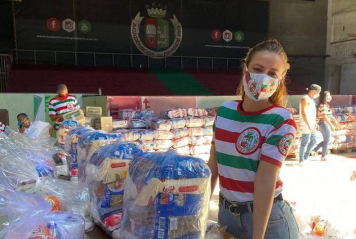 Paolla Oliveira doa cestas básicas