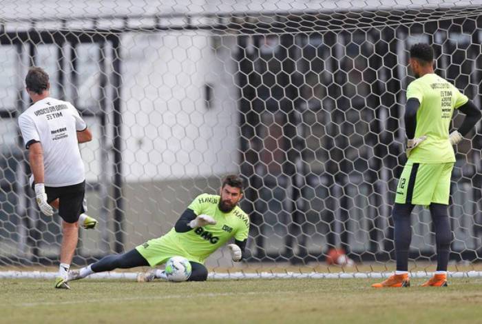 Os goleiros Fernando Miguel e Jordi durante o treinamento