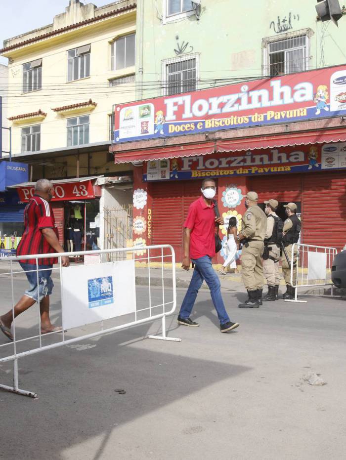 Av. Sargento de Milícias, na Pavuna, continua com barreiras 
