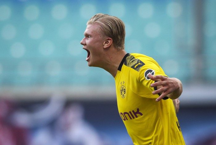 Dortmund's Norwegian forward Erling Braut Haaland (R) celebrates scoring his second goal during the German first division Bundesliga football match RB Leipzig v Borussia Dortmund on June 20, 2020 in Leipzig, eastern Germany. (Photo by Ronny HARTMANN / various sources / AFP) / DFL REGULATIONS PROHIBIT ANY USE OF PHOTOGRAPHS AS IMAGE SEQUENCES AND/OR QUASI-VIDEO