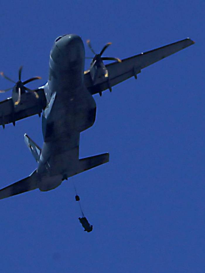 Equipe do DIA flagrou militar pendurado em aeronave