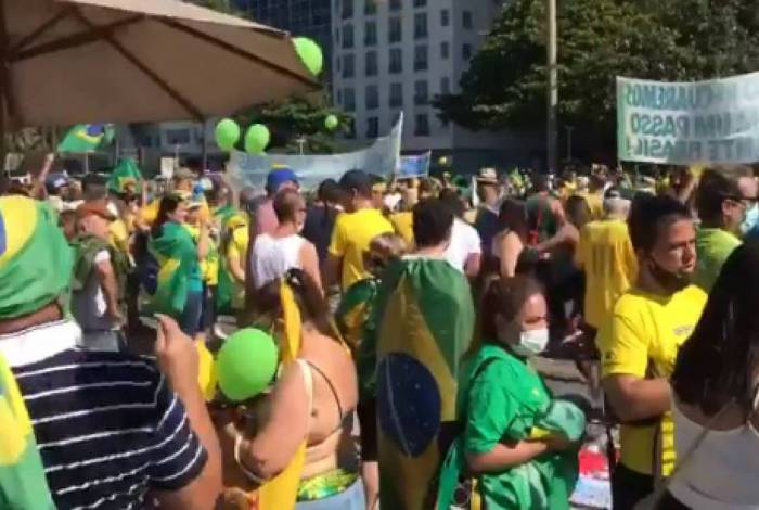 Manifestantes vão ao posto 5 da Praia de Copacabana e manifestam a favor do governo Bolsonaro