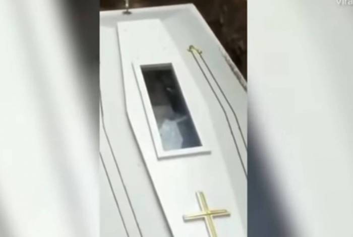 Cadáver acena para familiares