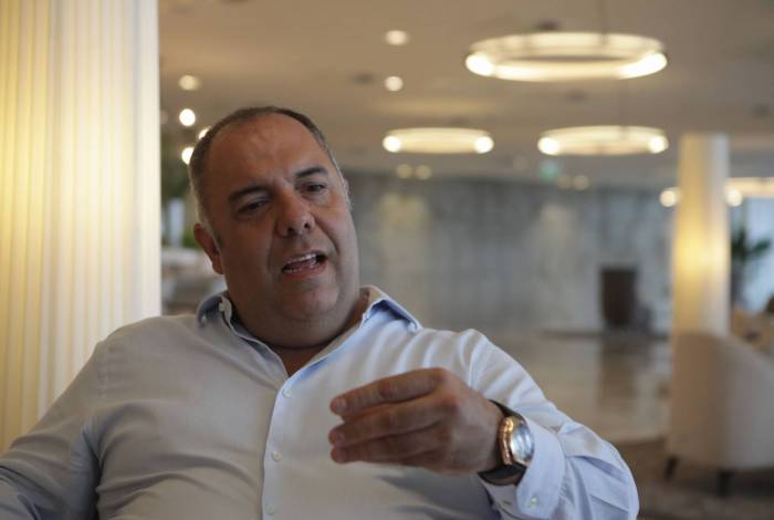 Vice de futebol, Marcos Braz vai &agrave; Europa em busca de um treinador para substituir Jorge Jesus