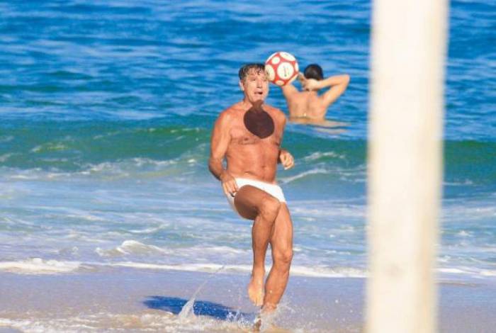 Renato Gaúcho curte praia em meio à quarentena