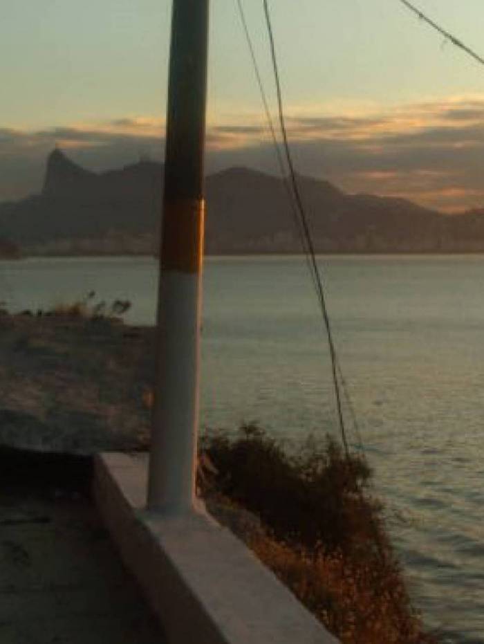 Acesso, que já é estreito, ficou totalmente bloqueado com rolamento da pedra