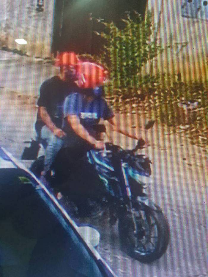 Assaltantes chegaram ao local de moto e abordaram uma funcionária para entrar na casa 