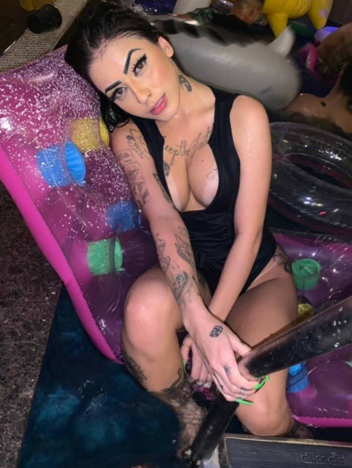 Mc Mirella faz festa surpresa em motel para o namorado 

