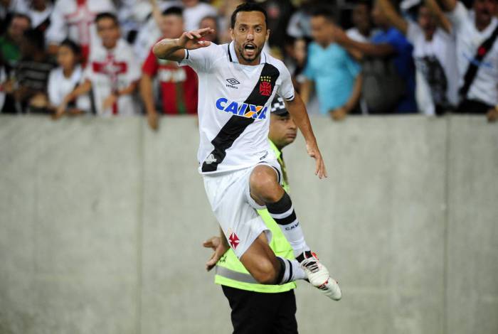 O jogador Nenê do Vasco comemora gol durante a partida entre Vasco RJ e Botafogo RJ, válida pelo Campeonato Brasileiro 2017, no Estádio do Maracanã no Rio de Janeiro (RJ), neste sábado (14).
