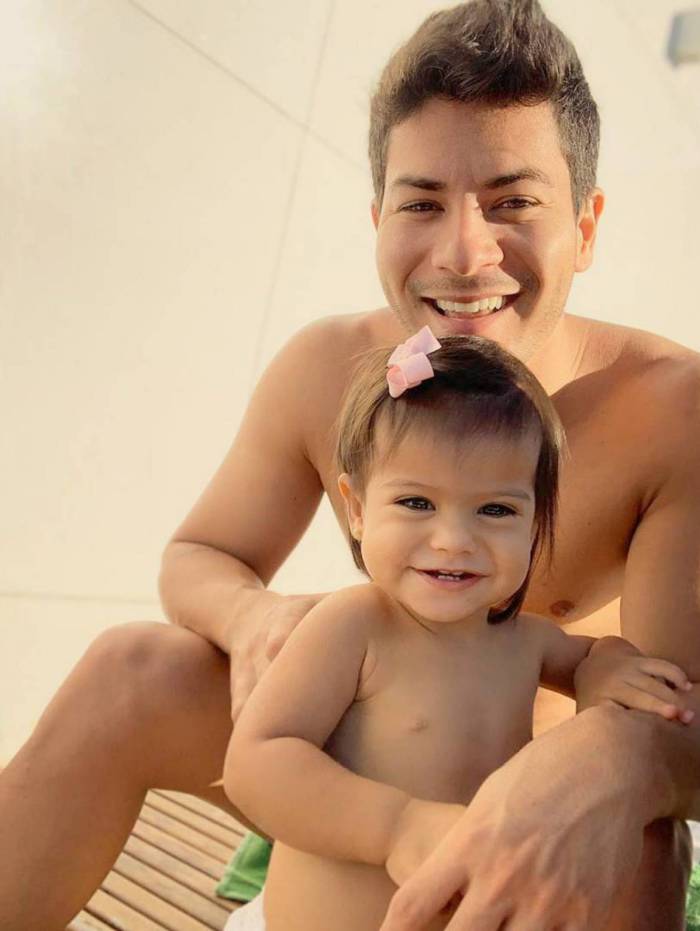 Arthur Aguiar e a filha Sophia 