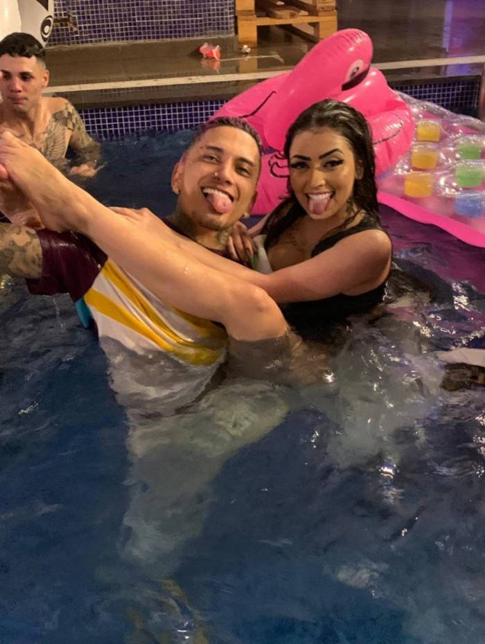 Mc Mirella faz festa surpresa em motel para o namorado 
