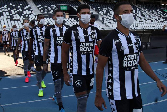 Jogadores do Botafogo entram no Nilton Santos usando máscaras no último domingo