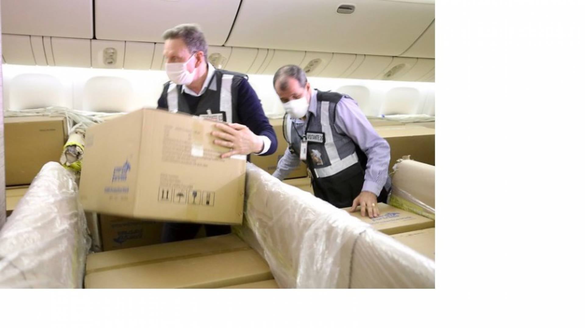 Crivella acompanhou o desembarque dos aparelhos no Gale&atilde;o