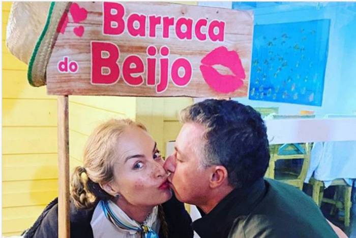 Luciano Huck e Ang&eacute;lica na barraca do beijo
