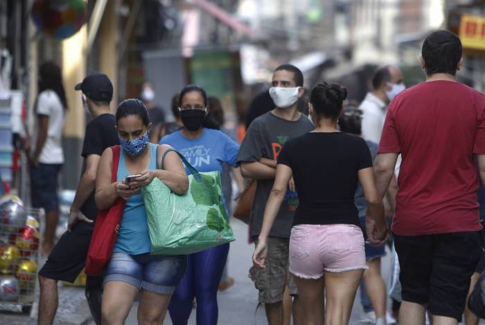 Movimentação com o primeiro dia de reabertura do comércio no Rio. Na foto, SAARA, Centro do Rio