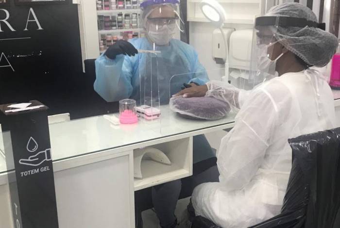 Nail designer das celebridades retoma os atendimentos depois de quase 3 meses
