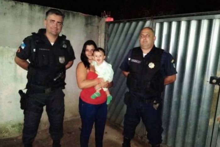 Policiais que salvaram a vida de bebê de 10 meses, que engasgava com um pedaço de plástico