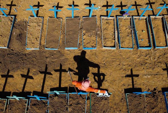 País registrou novamente mais de mil mortes diárias pelo coronavírus País registrou novamente mais de mil mortes diárias pelo coronavírus