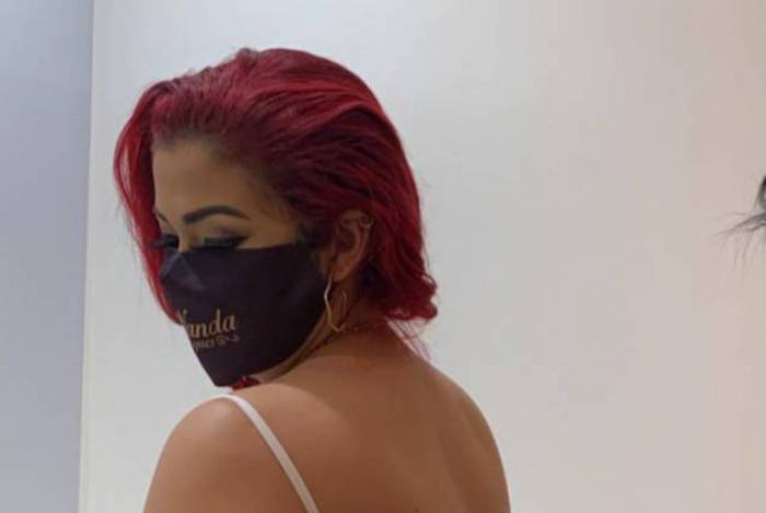 Blogueira Nanda Marques recebe injeção no bumbum em tratamento estético