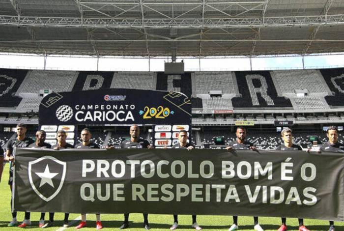Faixa de protesto dos jogadores do Botafogo contra o protocolo utilizado na volta do futebol no Rio de Janeiro em meio à pandemia do novo coronavírus
