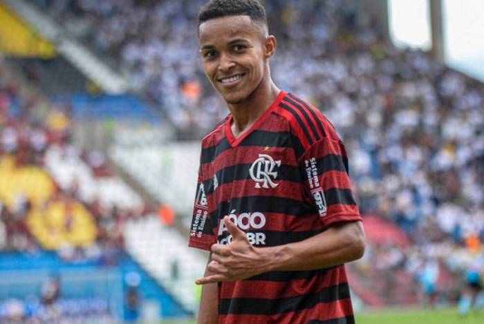 Lázaro em ação com a camisa do Flamengo