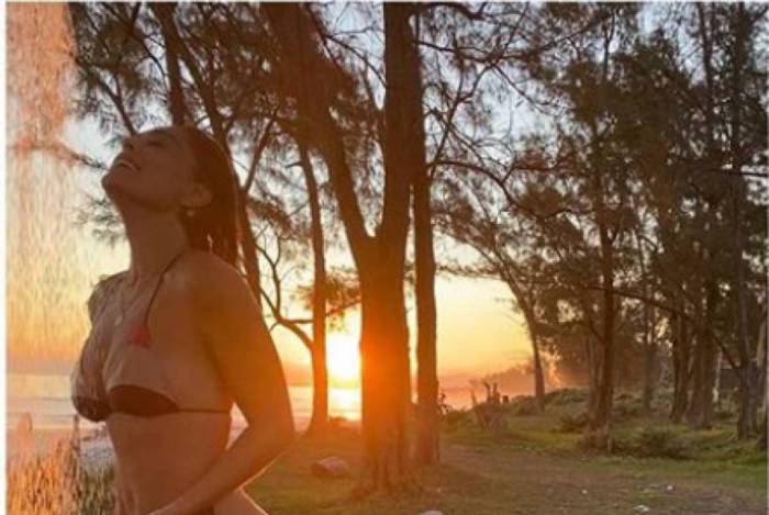 De biquíni, Juliana Paes toma banho de chuveirão