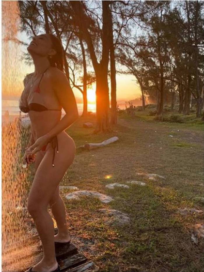 De biquíni, Juliana Paes toma banho de chuveirão