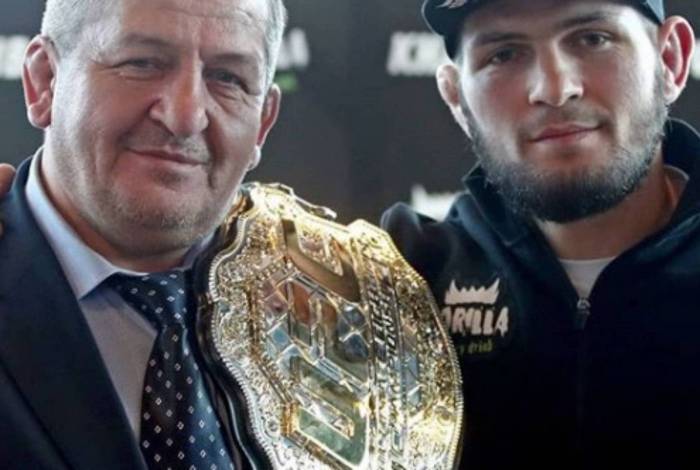Khabib, campeão do UFC, e o pai, Abdulmanap
