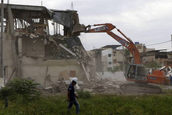 Ação da prefeitura na quarta-feira fez uma série de demolições de construções irregulares na Gardênia Azul