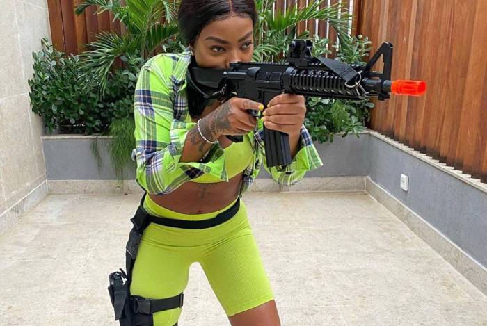 Ludmilla pede sororidade em novo clipe. Abaixo, cantora se prepara para estrear como atriz
