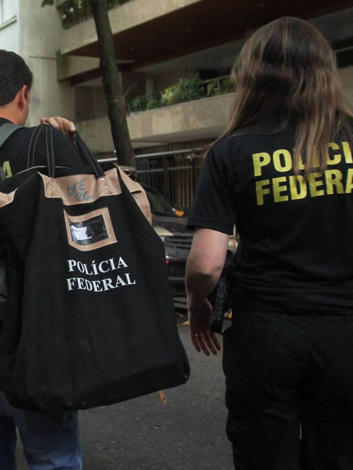 Rio - 03/06/2020 - Operaçao da PF, de busca e apreensao em sala comercial no Leblon, do ex-Senador José Serra e sua filha,Veronica Serra. Na foto, policiais saem com malotes do local onde ficam as salas do ex - Senador. Foto: Estefan Radovicz / Agencia O Dia
      Byline