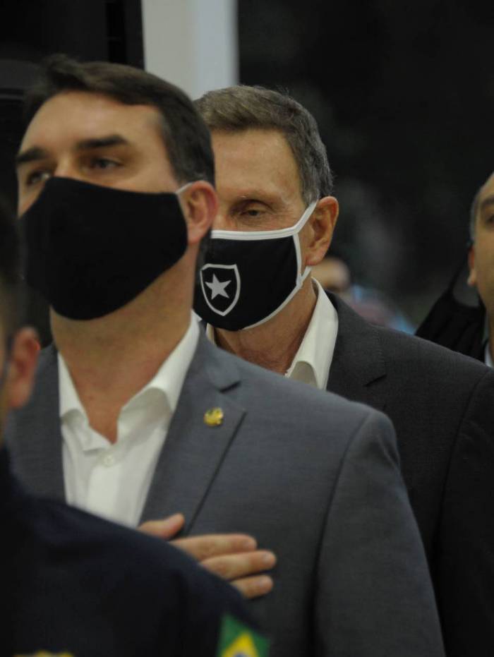 O senador Fl&aacute;vio Bolsonaro esteve presente na assinatura do conv&ecirc;nio