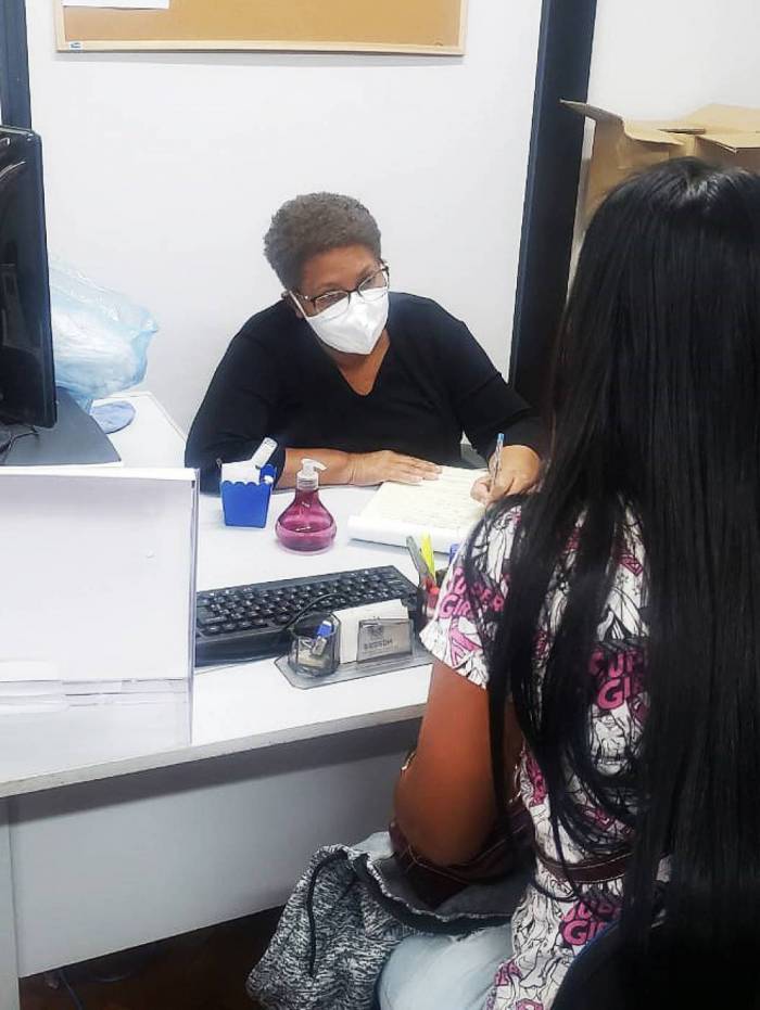 Funcionários foram testados e usam máscaras e álcool em gel
