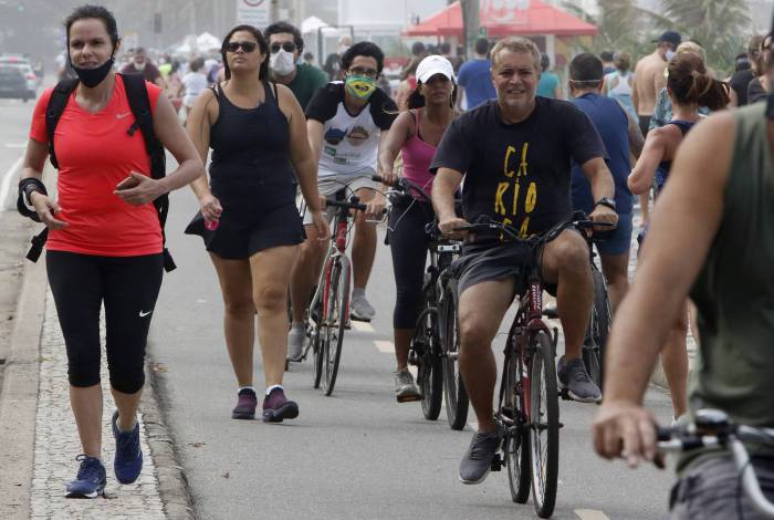 Cariocas no calçadão do Leblon