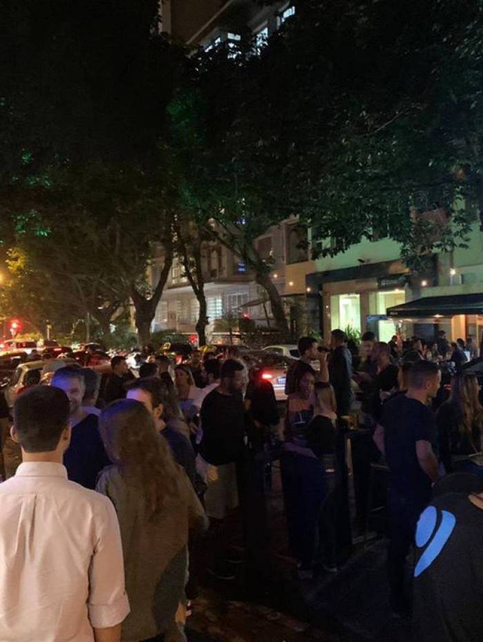 Aglomerações em bares e nas ruas em volta têm sido uma constante