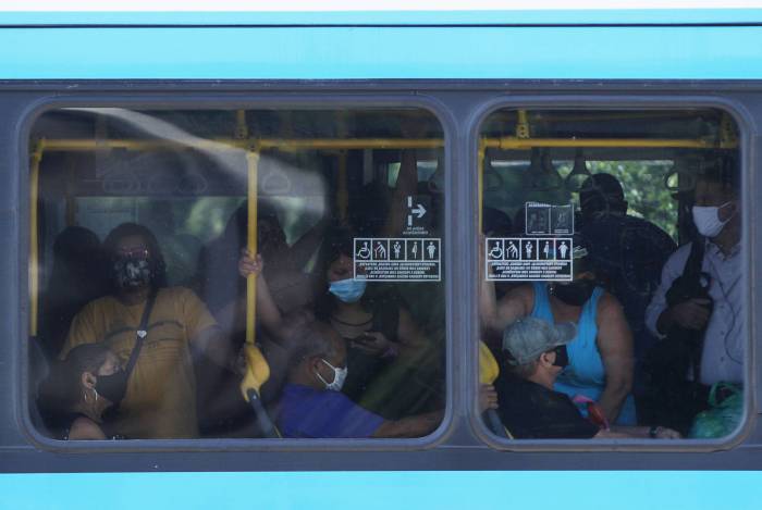 Ônibus do BRT continuam lotados apesar de a prefeitura decretar duas pessoas por metro quadrado