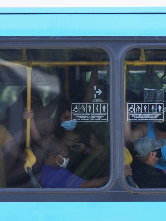 Ônibus do BRT continuam lotados apesar de a prefeitura decretar duas pessoas por metro quadrado