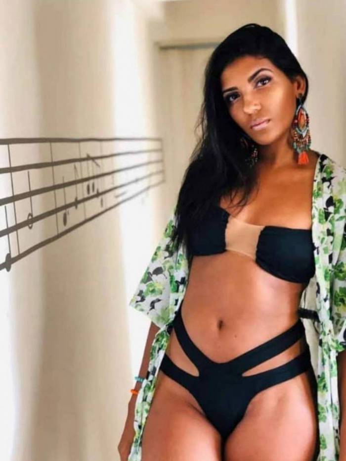 Ellen Pettit, 24 anos. Moradora da Vila Cruzeiro, na Penha, Zona Norte, a morena é vendedora e modelo.