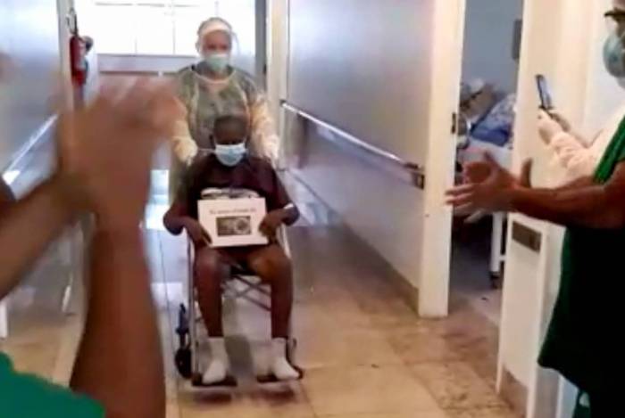 Davino Cordeiro, de 110 anos, deixa o Centro de Controle do Coronavírus, em Campos, recuperado da covid-19