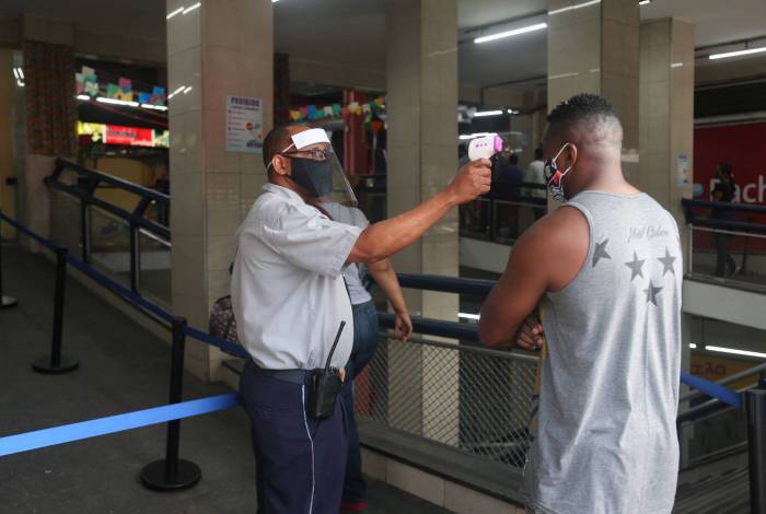 Reabertura do Mercadão de Madureira. Na foto, medindo a temperatura na entrada