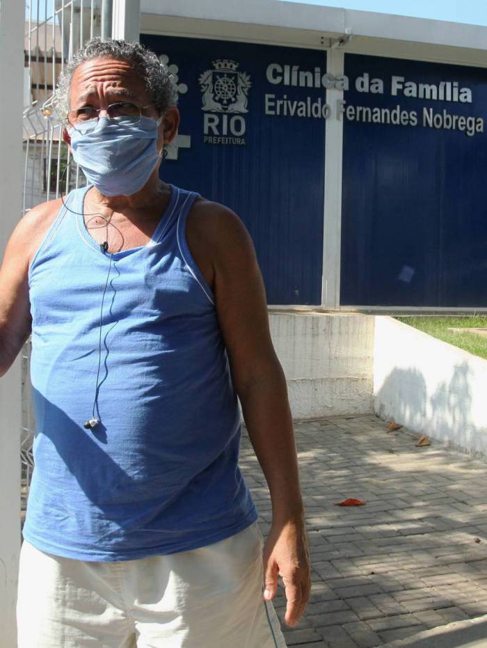 Rio - 07/07/2020 - Covid19 - Coronavirus - Distribuição e falta de alguns madicamentos empostos de saúde do Rio. Na foto, o Senhor, Paulo Gregório, na Clinicz da Família, Erivaldo Fernandes da Nóbrega, no Méier. Foto:Estefan Radovicz / Agência O Dia
      Byline