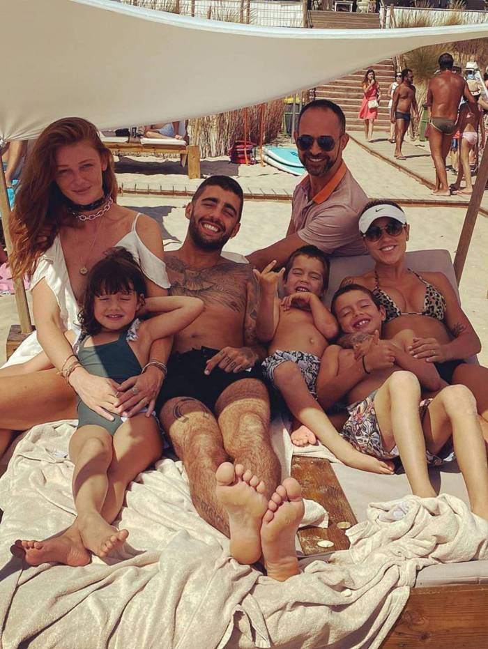 Pedro Scooby posta foto com a mulher, Cinthia Dicker, e os filhos, Bem, Dom e Liz, em praia de Portugal