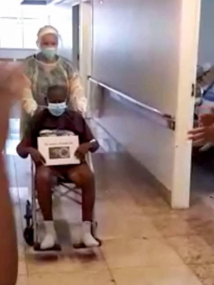 Davino Cordeiro, de 110 anos, deixa o Centro de Controle do Coronavírus, em Campos, recuperado da covid-19